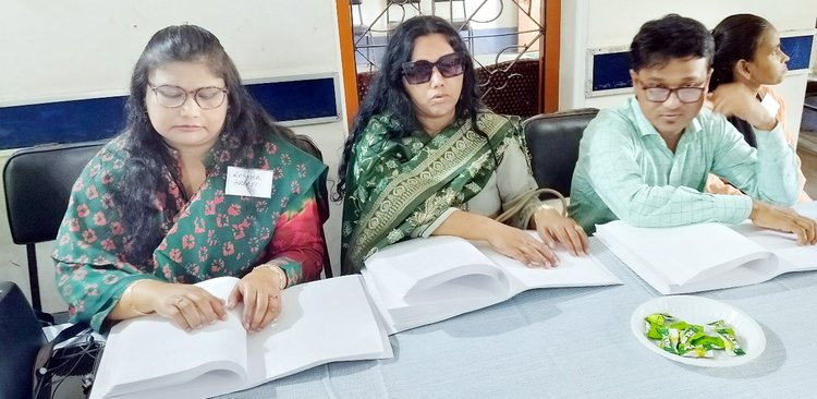 ‘টোয়েন্টি আওয়ার ট্রেইনিং ফর কেয়ারার’ শিরোনামের প্রশিক্ষণে অংশ নেওয়া দৃষ্টি প্রতিবন্ধী মানুষদের কয়কেজন। ছবি: সংগৃহীত