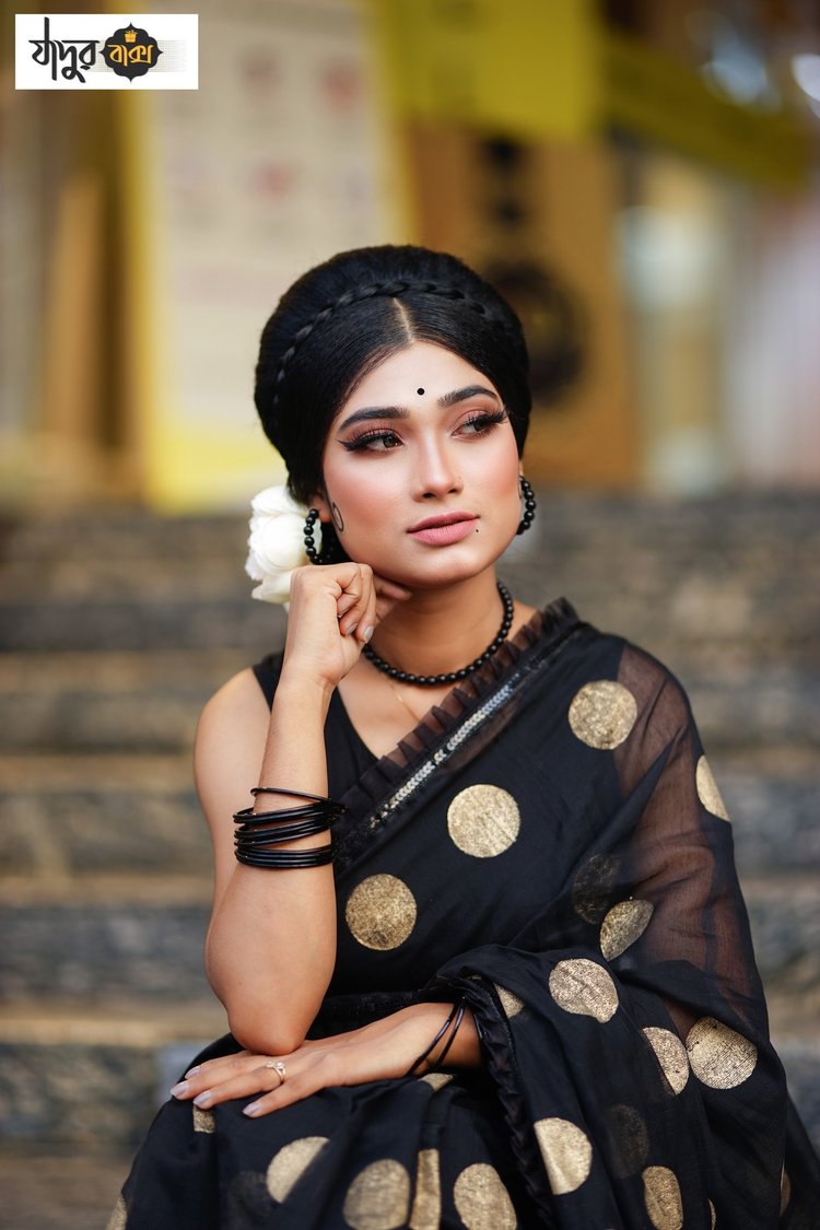 ষাটের দশকে মেকআপের কেন্দ্রবিন্দুতে থাকত চোখ। ছবি সৌজন্য: যাদুর বাক্স