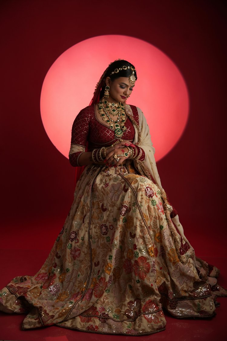 রাফল শাড়ি গতানুগতিক শাড়িতে আধুনিক টুইস্ট দেয় এবং প্রি-মেড হওয়ায় এটি পরা সহজ। ছবি: পেক্সেলস