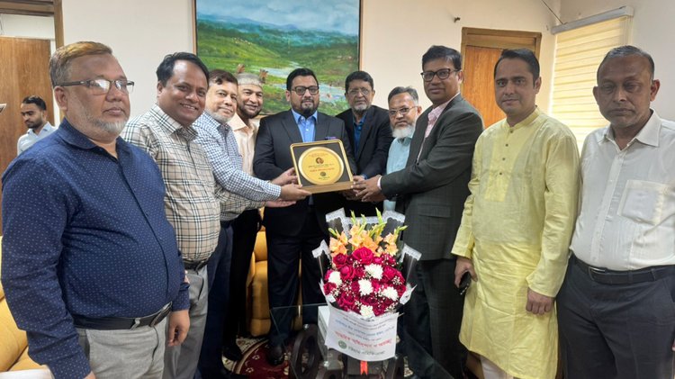 মোহাম্মদ হেলাল উদ্দিনকে ফুল ও ক্রেস্ট দিয়ে অভিনন্দন জানানো হয়। ছবি: বিজ্ঞপ্তি