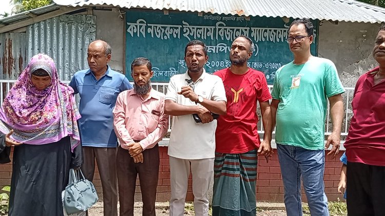 কলেজের সামনে অধ্যক্ষসহ স্থানীয়রা। ছবি: আজকের পত্রিকা