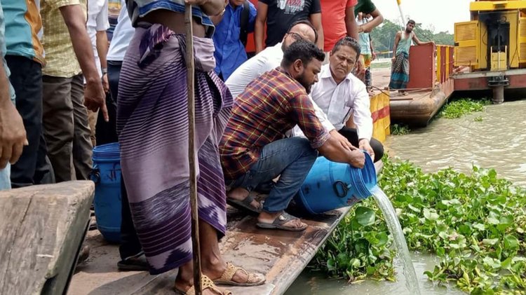 নদীতে চিংড়ির রেণু অবমুক্ত। ছবি: আজকের পত্রিকা
