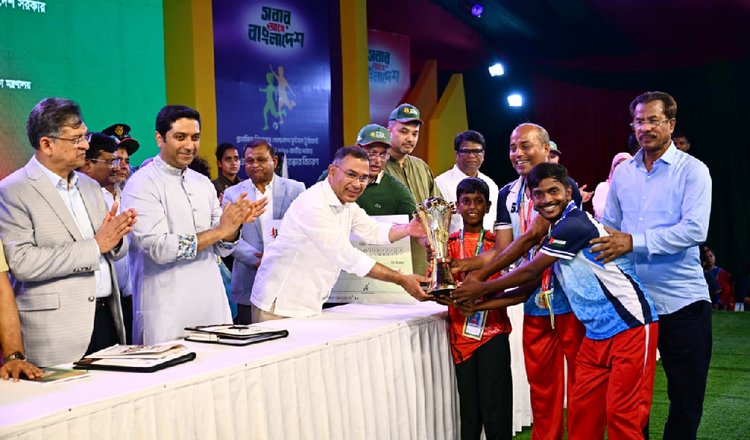 গ্যালারিতে বসে খুদে ফুটবলারদের রোমাঞ্চকর ম্যাচ উপভোগের পর প্রধানমন্ত্রী বিজয়ী ও রানার্সআপ দলের হাতে ট্রফি তুলে দেন। ছবি: পিএমও