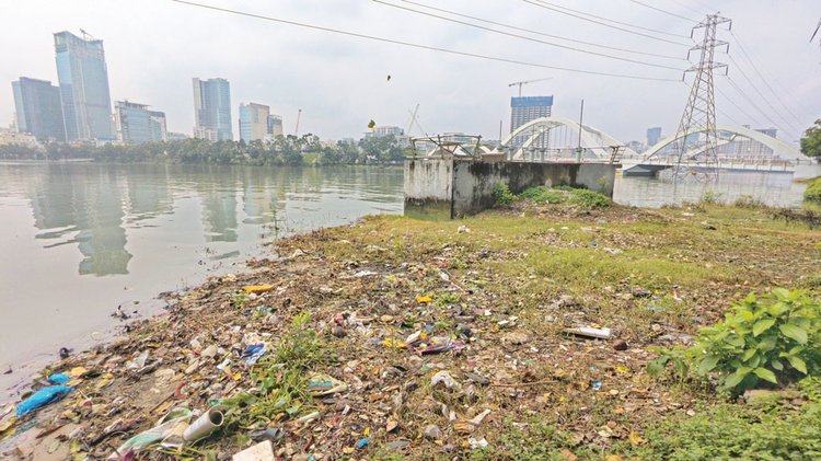হাতিরঝিলের পাড়ে ফেলা ময়লা-আবর্জনা পানিতে মিশে বাড়াচ্ছে দূষণের মাত্রা। ছবি: আজকের পত্রিকা