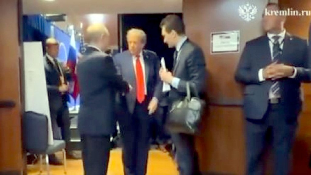 আলাস্কা বৈঠকে পুতিনের দেহরক্ষীর হাতে ‘মলমূত্রবাহী স্যুটকেস’ কেন