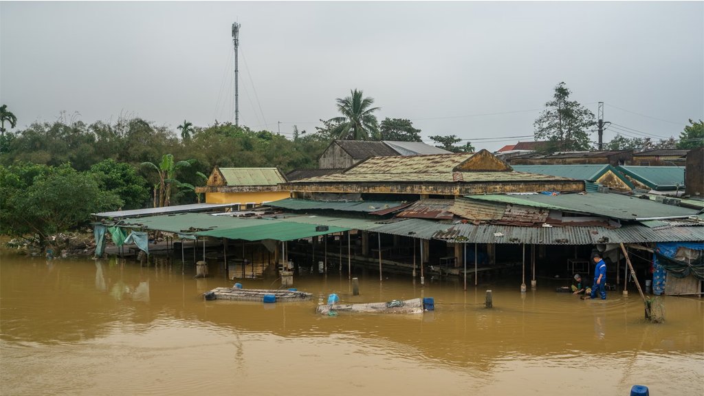 ভিয়েতনামে বৃষ্টি, বন্যা ও ভূমিধসে ৯০ জনের মৃত্যু