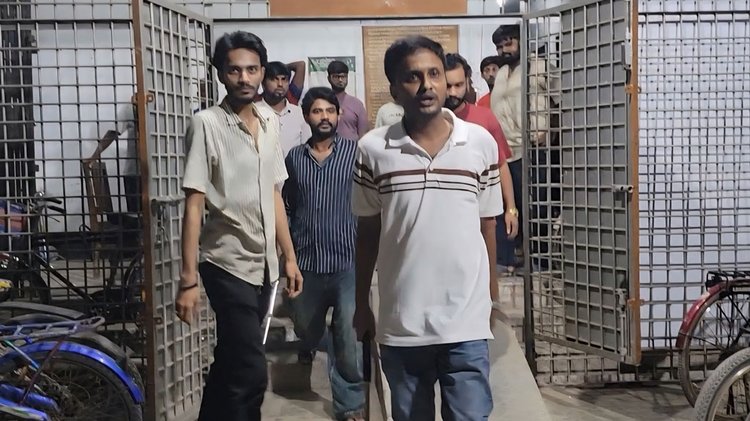 রাবিতে অস্ত্র হাতে ছাত্রদল নেতারা। ছবি: সংগৃহীত