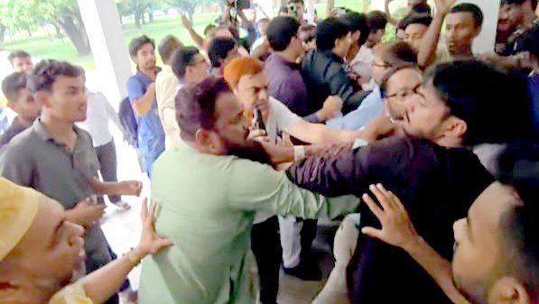 রাজশাহী বিশ্ববিদ্যালয়ে শিক্ষক ও শিক্ষার্থীদের মধ্যে হাতাহাতি। ছবি: আজকের পত্রিকা