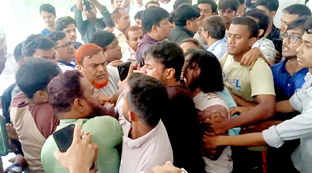 রাবিতে পোষ্য কোটা পুনর্বহাল নিয়ে শিক্ষক-শিক্ষার্থীদের হাতাহাতি