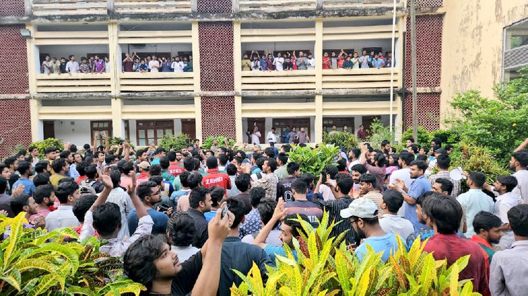 রাজশাহী বিশ্ববিদ্যালয়ে শিক্ষক ও শিক্ষার্থীদের মধ্যে হাতাহাতি। ছবি: আজকের পত্রিকা