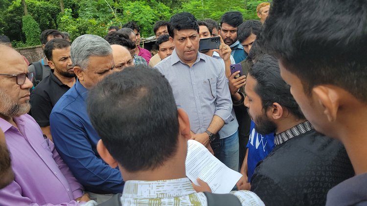 বিশ্ববিদ্যালয়ের উপাচার্য ও শিক্ষকেরা অবরোধরত শিক্ষার্থীদের সঙ্গে কথা বলছেন। ছবি: আজকের পত্রিকা।