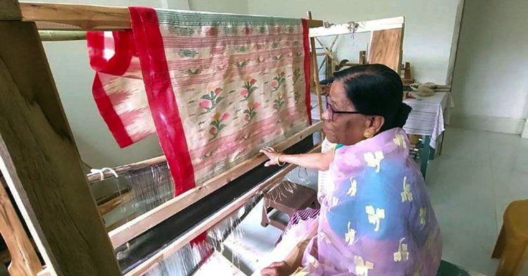 কলাগাছের সুতা দিয়ে শাড়ি তৈরি করছেন রাধাবতী। ছবি: সংগৃহীত