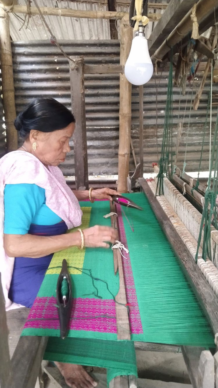 কলাগাছের সুতা দিয়ে শাড়ি তৈরি করছেন রাধাবতী। ছবি: সংগৃহীত