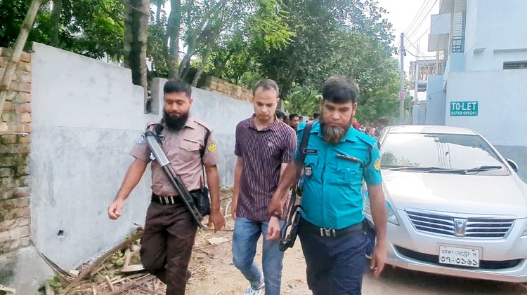 পুলিশ পরিদর্শক মাহবুব আলম দরজা না খোলার কারণে ভাঙার কাজ শুরু করে ফায়ার সার্ভিস। ছবি: আজকের পত্রিকা