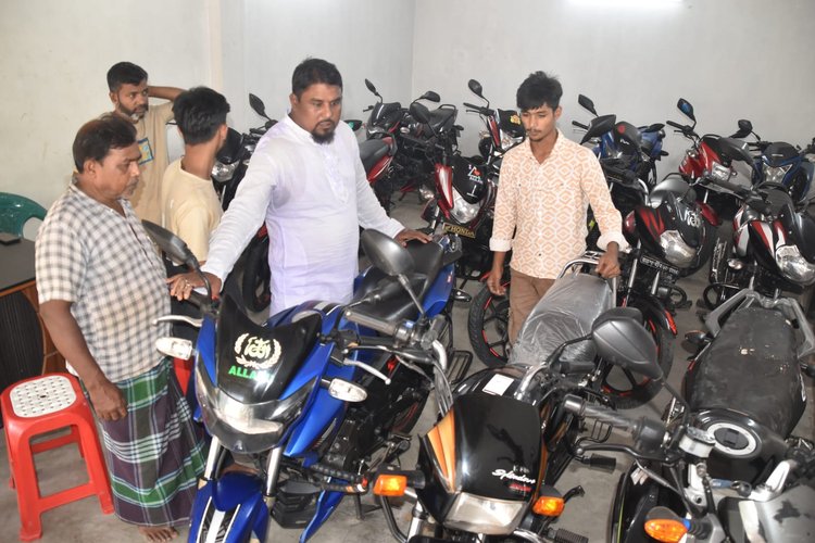 পুঠিয়ার মহেন্দ্র বাজারের শোরুমগুলোতে চুরি যাওয়া কোনো মোটরসাইকেল বিক্রি হয় না। ছবি: আজকের পত্রিকা