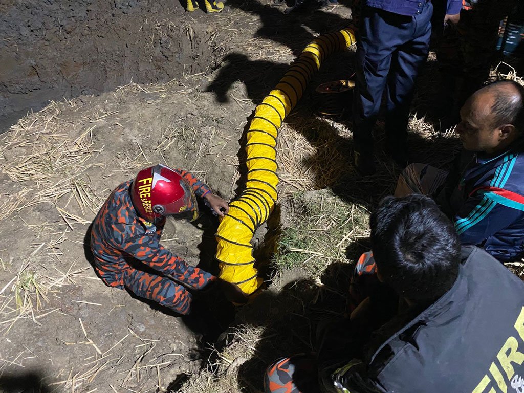 মাটির ৩৫ ফুট গভীর গর্তে ২ বছরের শিশু, উদ্ধারে ফায়ার সার্ভিসের ৩ ইউনিট