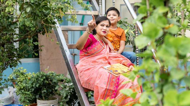 মায়ের সঙ্গে নিরাপদ সম্পর্ক মানে নিরাপদ জীবন। ছবি সৌজন্য: রঙ বাংলাদেশ