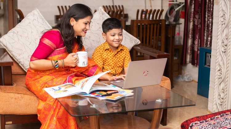 মায়ের সঙ্গে নিরাপদ সম্পর্ক মানে নিরাপদ জীবন। ছবি সৌজন্য: রঙ বাংলাদেশ