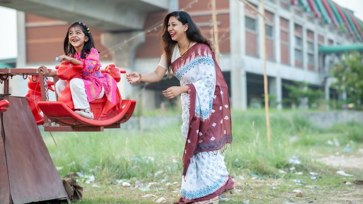 মায়ের সঙ্গে নিরাপদ সম্পর্ক মানে নিরাপদ জীবন। ছবি সৌজন্য: রঙ বাংলাদেশ