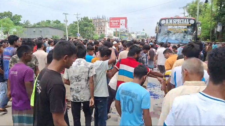 দুর্ঘটনার পর বিক্ষুব্ধ জনতার রংপুর-ঢাকা মহাসড়ক অবরোধ। ছবি: আজকের পত্রিকা