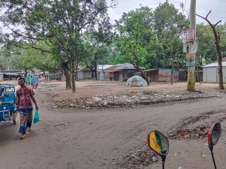 হাটের জমি দখল করে স্থাপনা নির্মাণ করায় হাটের স্বাভাবিক কার্যক্রম ব্যাহত হচ্ছে। ছবি: আজকের পত্রিকা