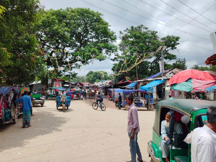 হাটের জমি দখল করে স্থাপনা নির্মাণ করায় হাটের স্বাভাবিক কার্যক্রম ব্যাহত হচ্ছে। ছবি: আজকের পত্রিকা