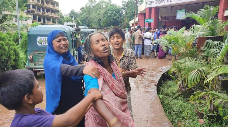পরিবারে স্বজনদের আহাজারি। ছবি: আজকের পত্রিকা