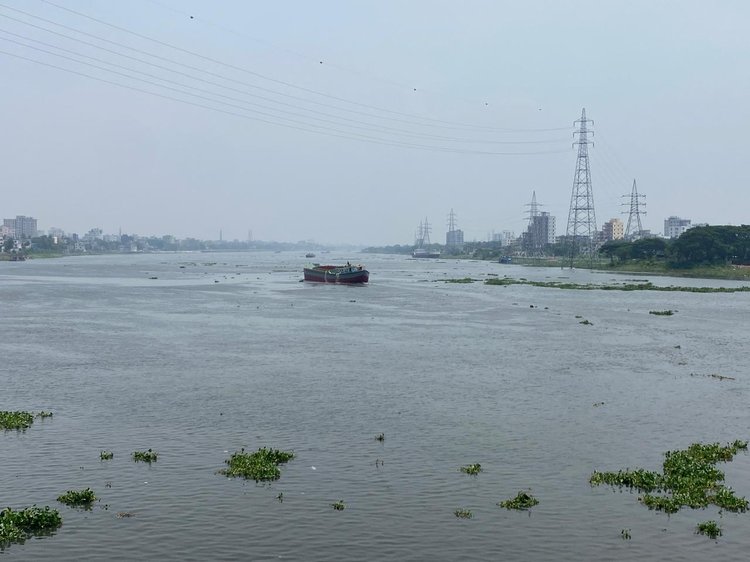 নজরুল নদীকে শুধু দৃশ্য হিসেবে দেখেননি; তিনি নদীর ভেতরে মানুষের ভাগ্য, সংগ্রাম ও স্বপ্ন আবিষ্কার করেছিলেন। ছবি: বুড়িগঙ্গা, আজকের পত্রিকা