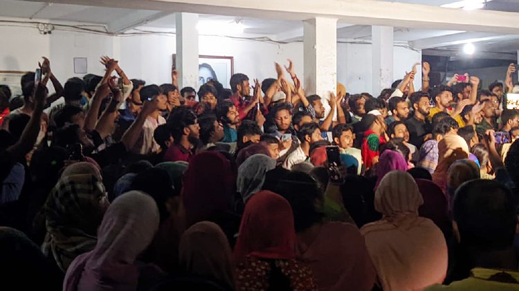আন্দোলনে রাবির ছাত্রীরা। ছবি: আজকের পত্রিকা