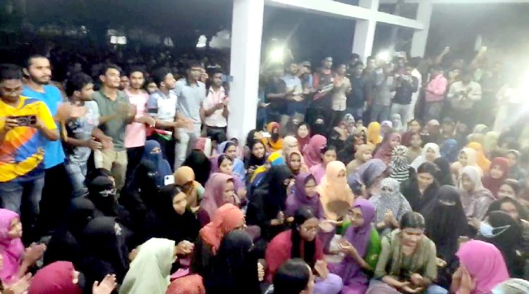 আন্দোলনে রাবির ছাত্রীরা। ছবি: আজকের পত্রিকা