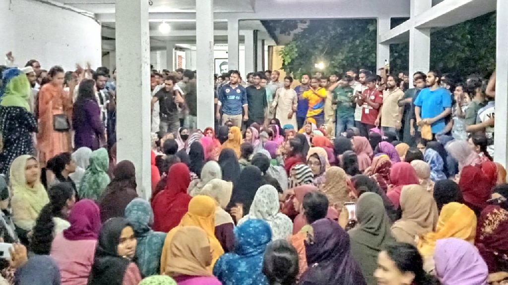 রাতে হল থেকে বেরিয়ে আন্দোলনে রাবির ছাত্রীরাও
