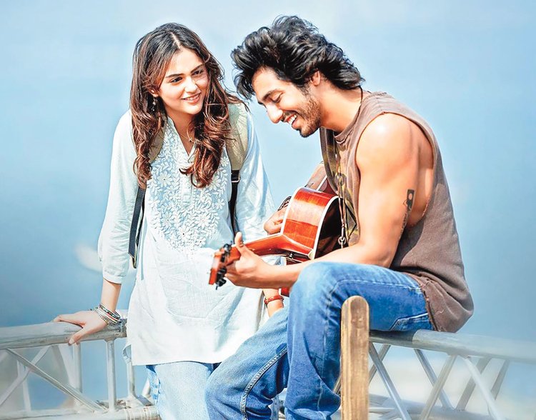 ‘সাইয়ারা’ সিনেমার দৃশ্যে আহান পান্ডে ও অনিত পাড্ডা। ছবি: সংগৃহীত