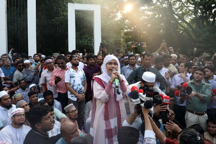 শহীদ মিনারে বক্তব্য দেন এনসিপির জ্যেষ্ঠ যুগ্ম আহ্বায়ক সামান্তা শারমিন। ছবি: আজকের পত্রিকা
