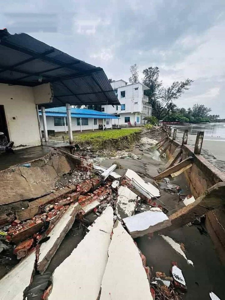 সেন্ট মার্টিনে ভেঙে যাওয়া স্থাপনা। ছবি: সংগৃহীত