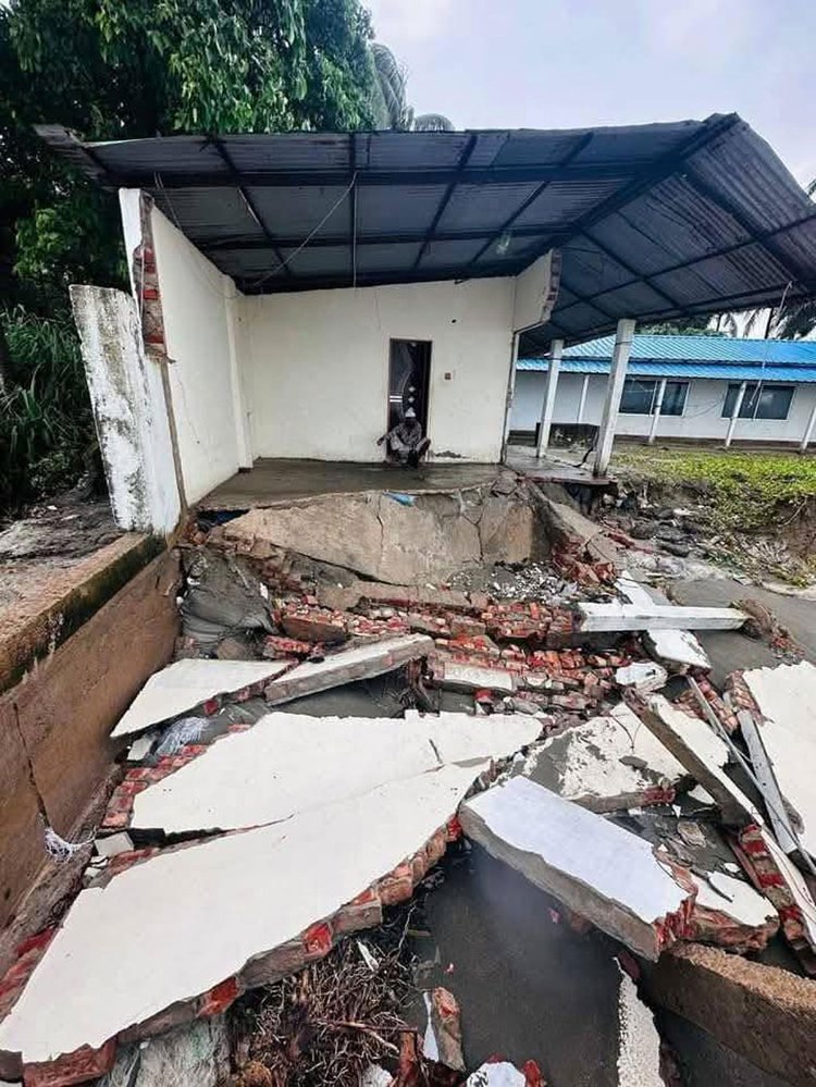 সেন্ট মার্টিনে ভেঙে যাওয়া স্থাপনা। ছবি: সংগৃহীত