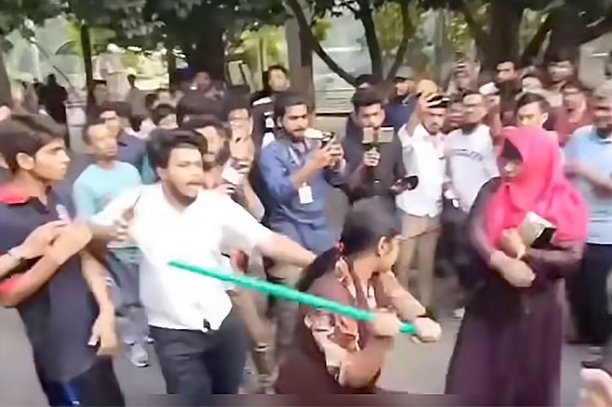 গতকাল ধানমন্ডি ৩২ নম্বরের সামনে ওই নারীকে পেটানোর ভিডিও অনলাইনে ছড়িয়ে পড়েছে। ছবি: ভিডিও থেকে নেওয়া