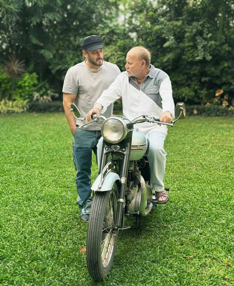 বাবা সেলিম খানের সঙ্গে সালমান খান। ছবি: ইনস্টাগ্রাম