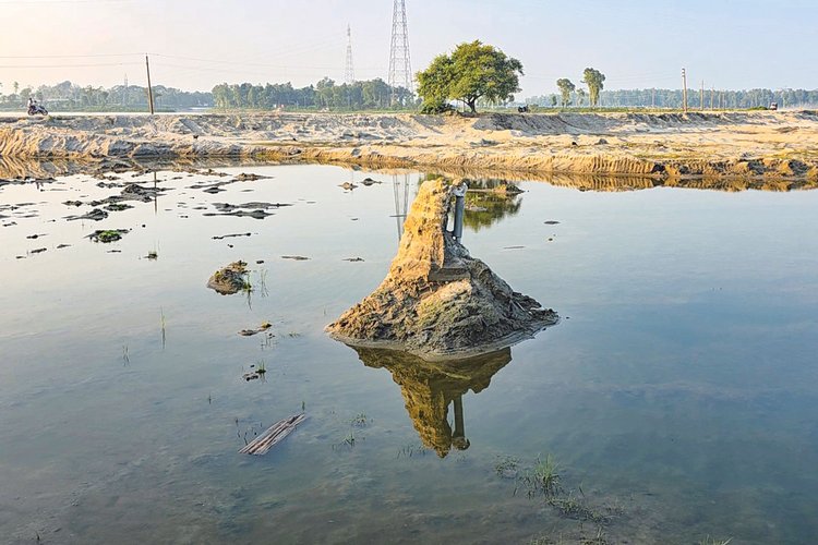 গভীর গর্ত করে উত্তোলন করা হয়েছে বালু। এতে ঝুঁকিতে পড়েছে তিস্তা সেচ প্রকল্প। ছবি: আজকের পত্রিকা
