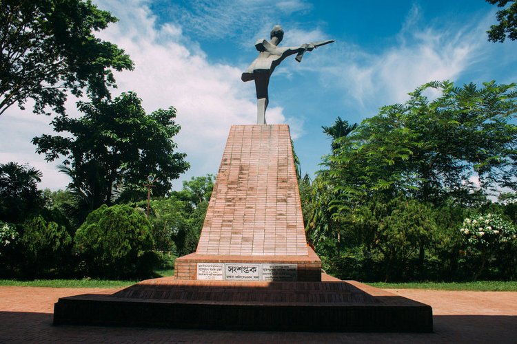 হামিদুজ্জামানের ভাস্কর্য সংশপ্তক। ছবি: সংগৃহীত