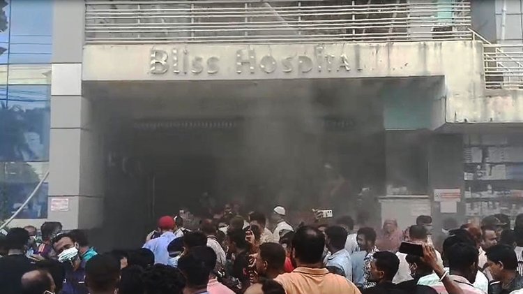 হাসপাতালে আগুন লাগায় রোগীদের সরিয়ে নেওয়া হয়। ছবি: আজকের পত্রিকা