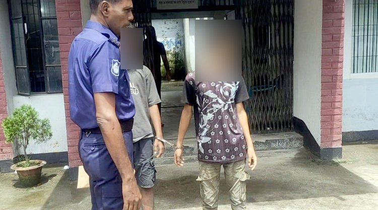 শিশুদের হাতে হাতকড়া। ছবি: সংগৃহীত