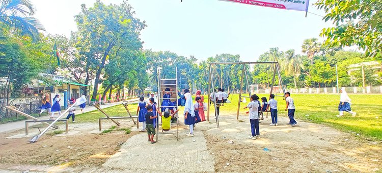 ঢাকার সাভারের কলকাকলী শিক্ষালয়ের পাশে উপজেলা পরিষদের মাঠের এক কোণে স্থাপিত দোলনা, স্লিপার ও ঢেঁকি। ছবি: আজকের পত্রিকা