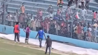 রাজশাহী স্টেডিয়ামের গ্যালারিতে থাকা দর্শকদের দিকে তেড়ে যান মোহাম্মদ মিঠুন। ছবি: সংগৃহীত