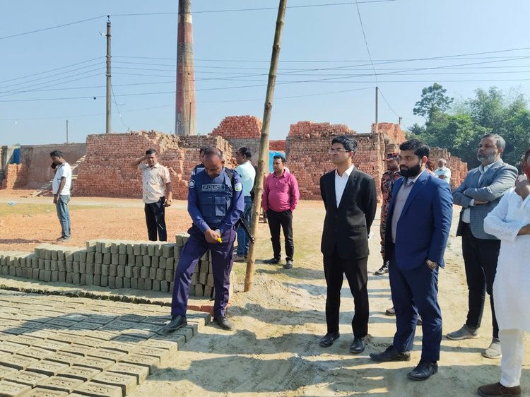 অবৈধ ইটভাটা গুঁড়িয়ে দেয় প্রশাসন। ছবি: সংগৃহীত