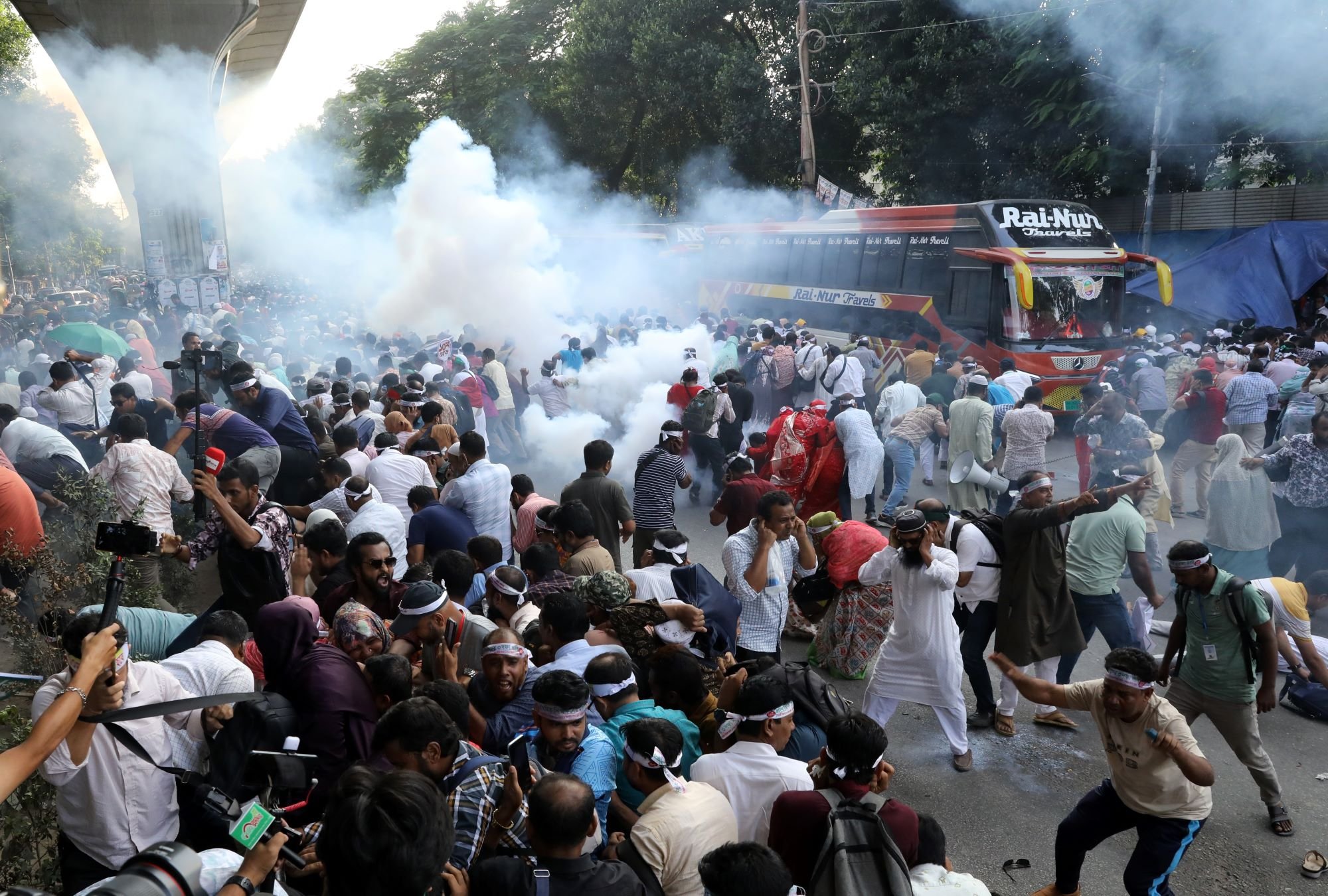 কাঁদানে গ্যাস, সাউন্ড গ্রেনেডে ও লাঠিপেটায় শিক্ষকদের ছত্রভঙ্গ করল পুলিশ