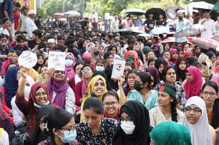 বুয়েটের প্রধান গেটের সামনের শহীদ মিনার এলাকা থেকে এই কর্মসূচি শুরু করেন তাঁরা। ছবি: আজকের পত্রিকা