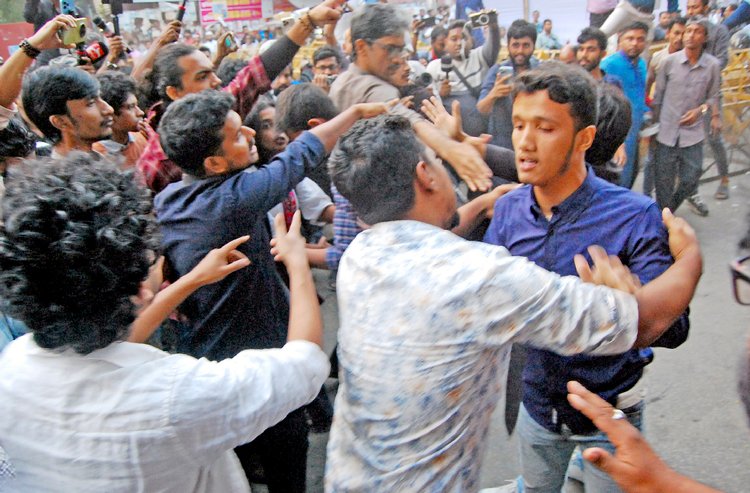বাউল আবুল সরকারের মুক্তি ও বাউলদের ওপর হামলার বিচার দাবিতে কর্মসূচি পালনকারীদের সঙ্গে জুলাই মঞ্চের নেতা-কর্মীদের ধাক্কাধাক্কি। ছবি: ফোকাস বাংলা