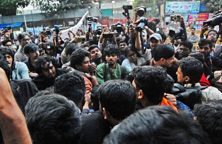 বাউল আবুল সরকারের মুক্তি ও বাউলদের ওপর হামলার বিচার দাবিতে কর্মসূচি পালনকারীদের সঙ্গে জুলাই মঞ্চের নেতা-কর্মীদের ধাক্কাধাক্কি। আজ শুক্রবার বিকেলে রাজধানীর শাহবাগে। ছবি: ফোকাস বাংলা