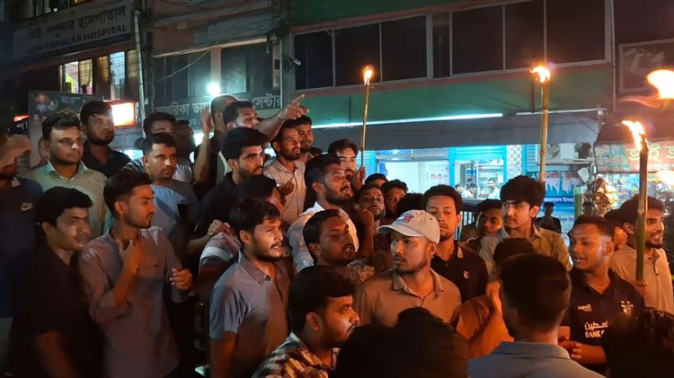 শরীয়তপুর জেলা ছাত্রদলের আহ্বায়ক কমিটি ঘোষণার পর একাংশের বিক্ষোভ।  ছবি: আজকের পত্রিকা