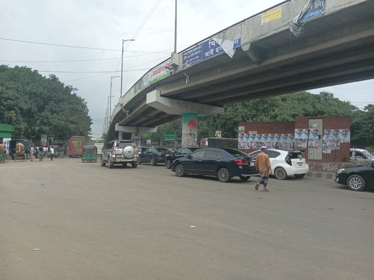 সাতরাস্তা মোড়ে যান চলাচল শুরু হয়েছে। ছবি: আজকের পত্রিকা
